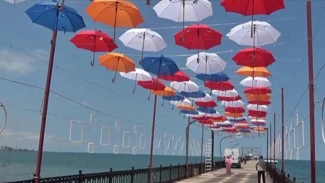 Fotoğraf tutkunları buraya akın ediyor: Rengarenk şemsiyeler, sahilin yeni cazibe merkezi oldu 4